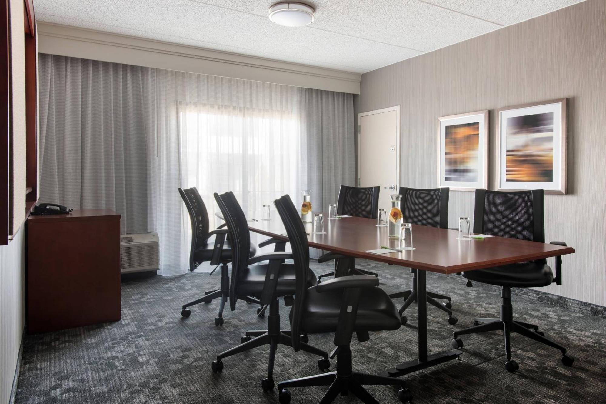 Hotel Courtyard Syracuse Carrier Circle 3*