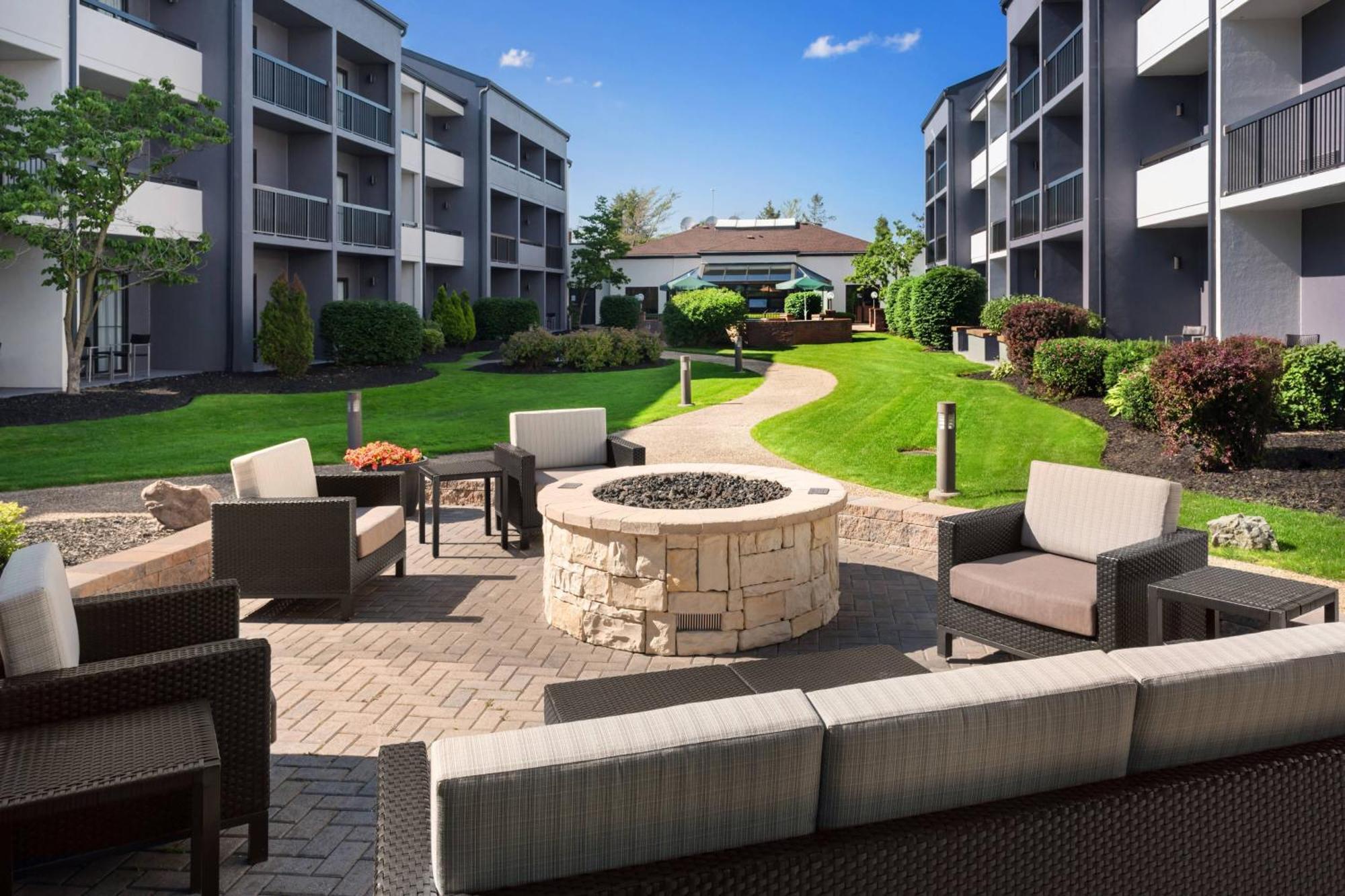 Courtyard Syracuse Carrier Circle 3*