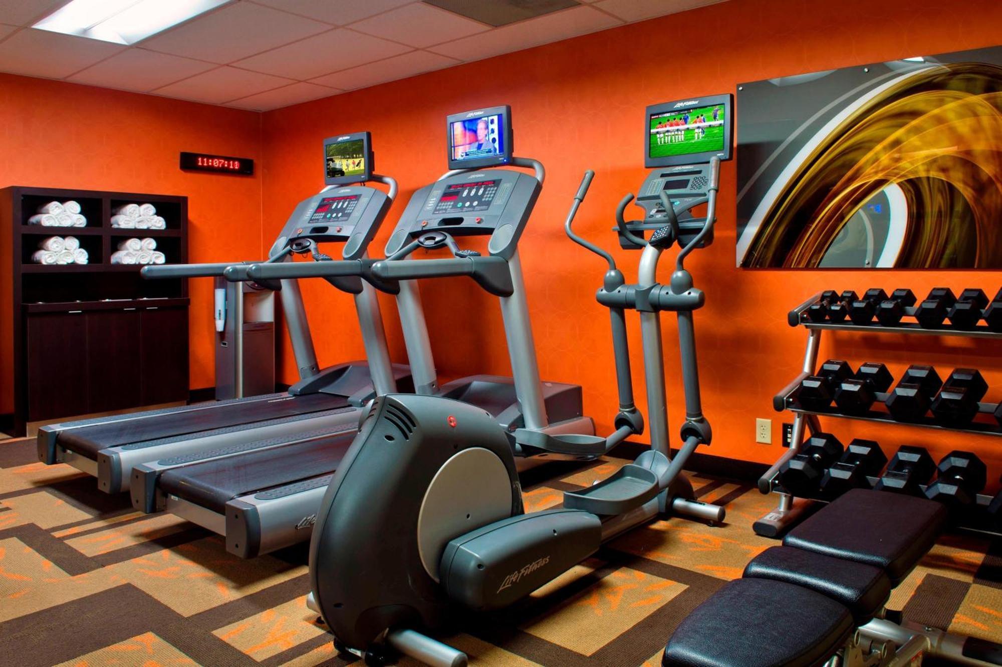 Courtyard Syracuse Carrier Circle Hotel 3*